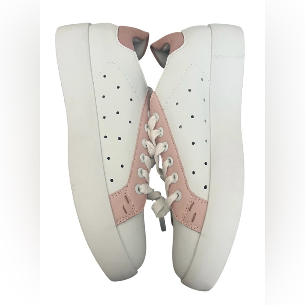 NWOT Outwoods Shauna women’s 8 white and pink lace up sneakers with air holes - Picture 3 of 8
